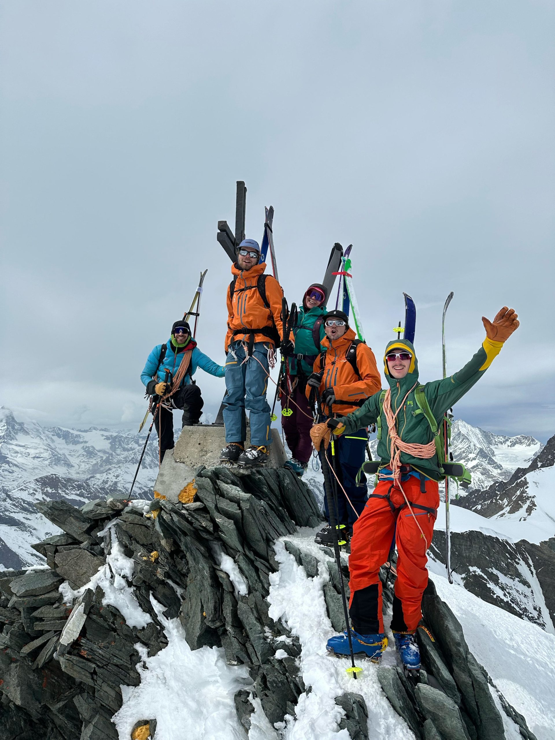 jeunes de JAM en haut d'un sommet